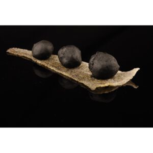 Buñuelos negros de bacalao con alioli 15 gr.